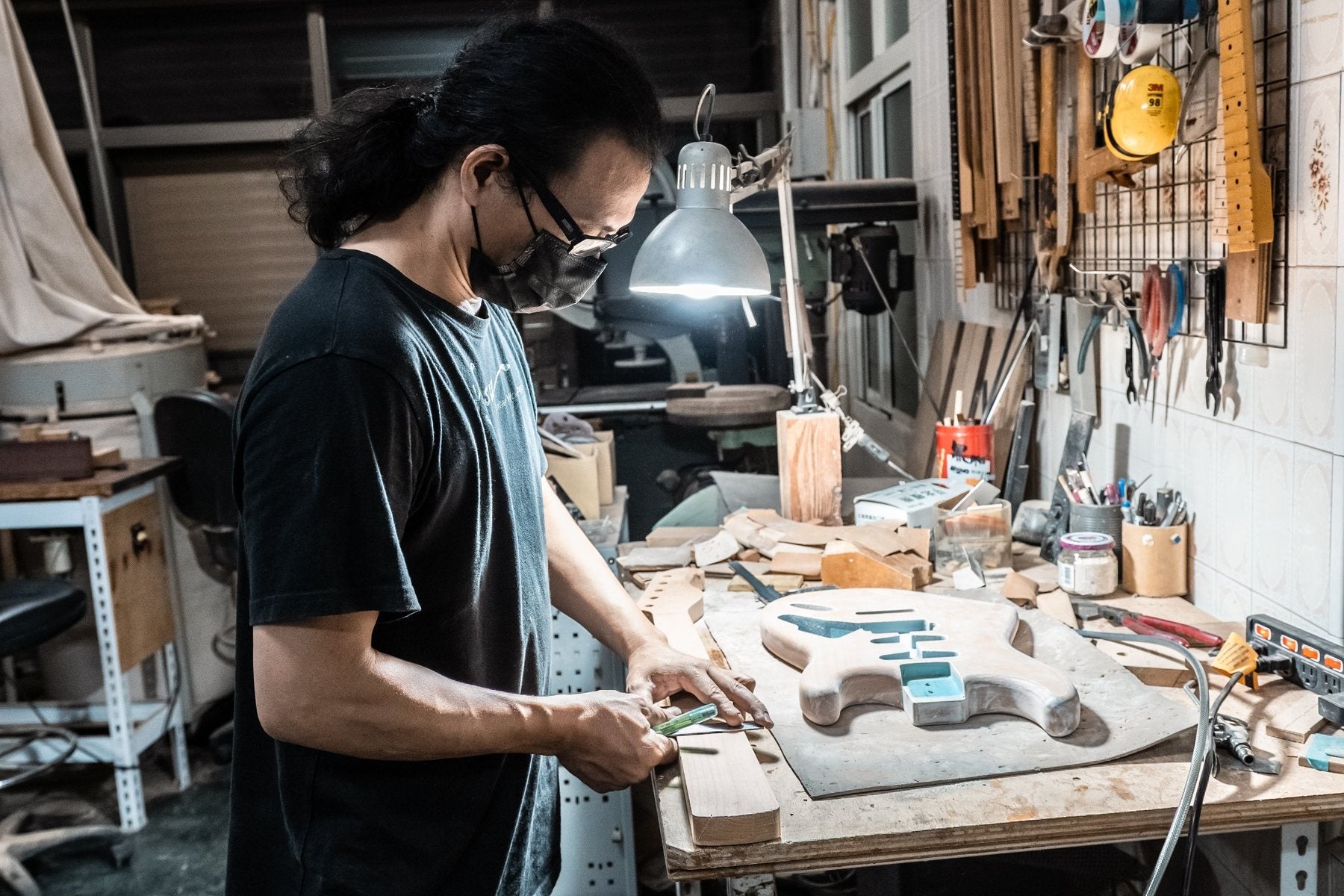 Hsiu Guitar Workshopの工房でギターを製作する様子