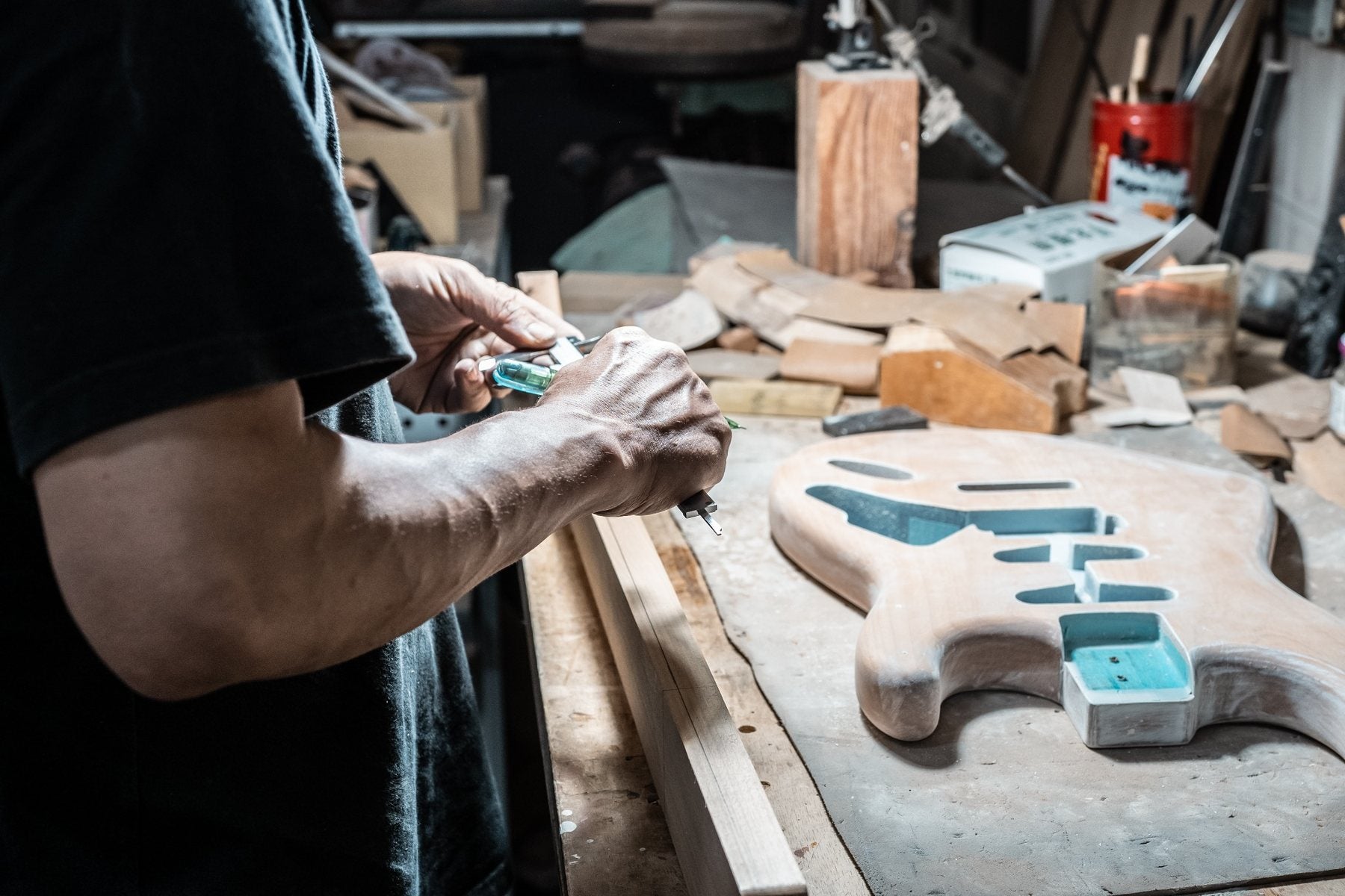 Hsiu Guitar Workshopでネック形状を手作業で確認する様子