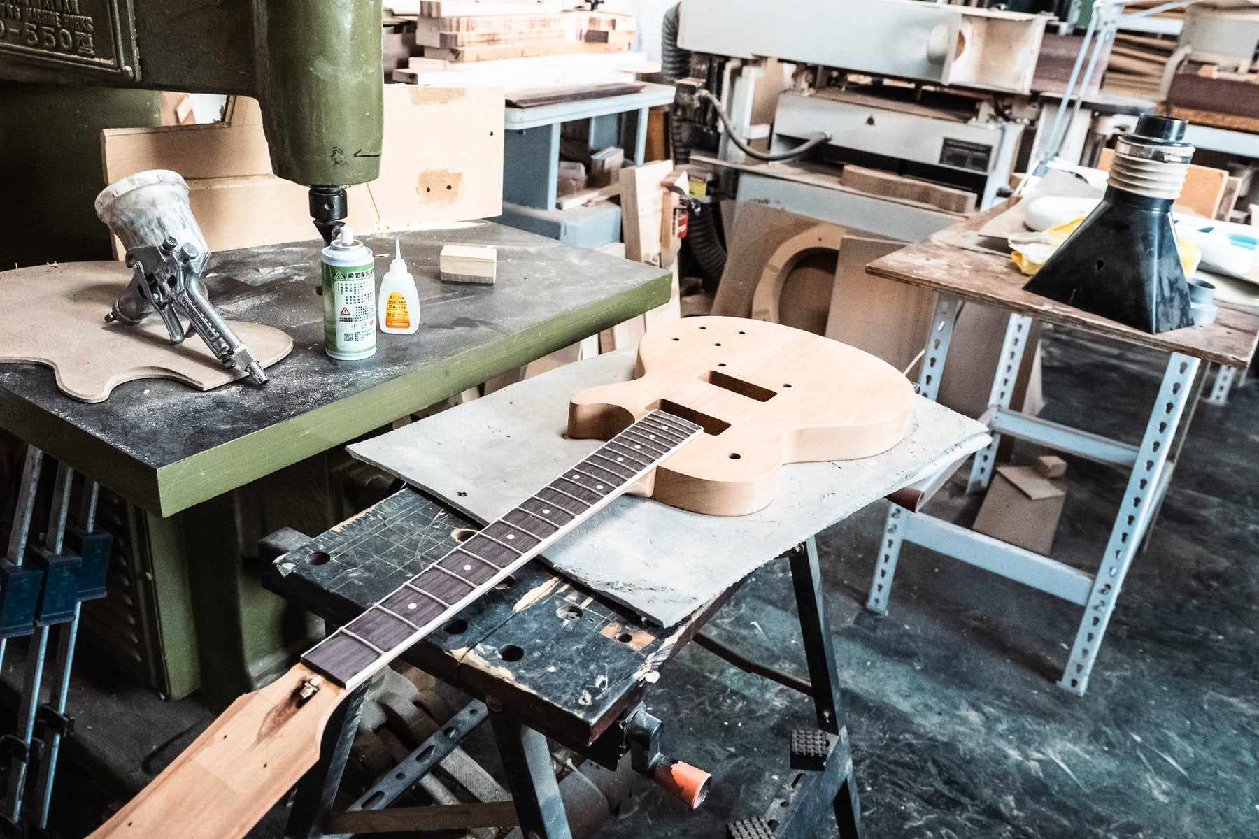 製作途中のHsiu Guitar Workshop Type L系ボディとネック