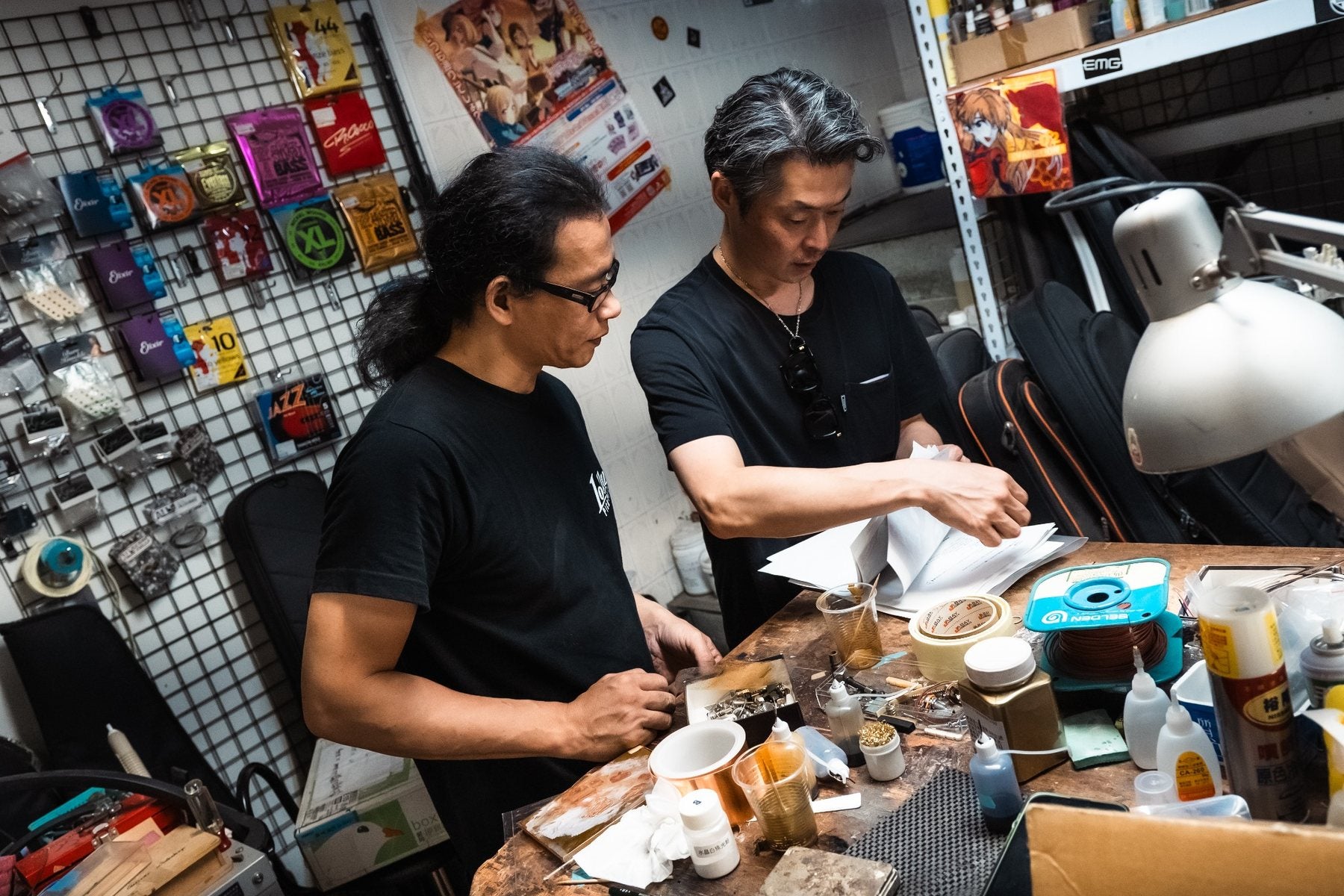 台湾・高雄のHsiu Guitar Workshopで製作について確認する様子