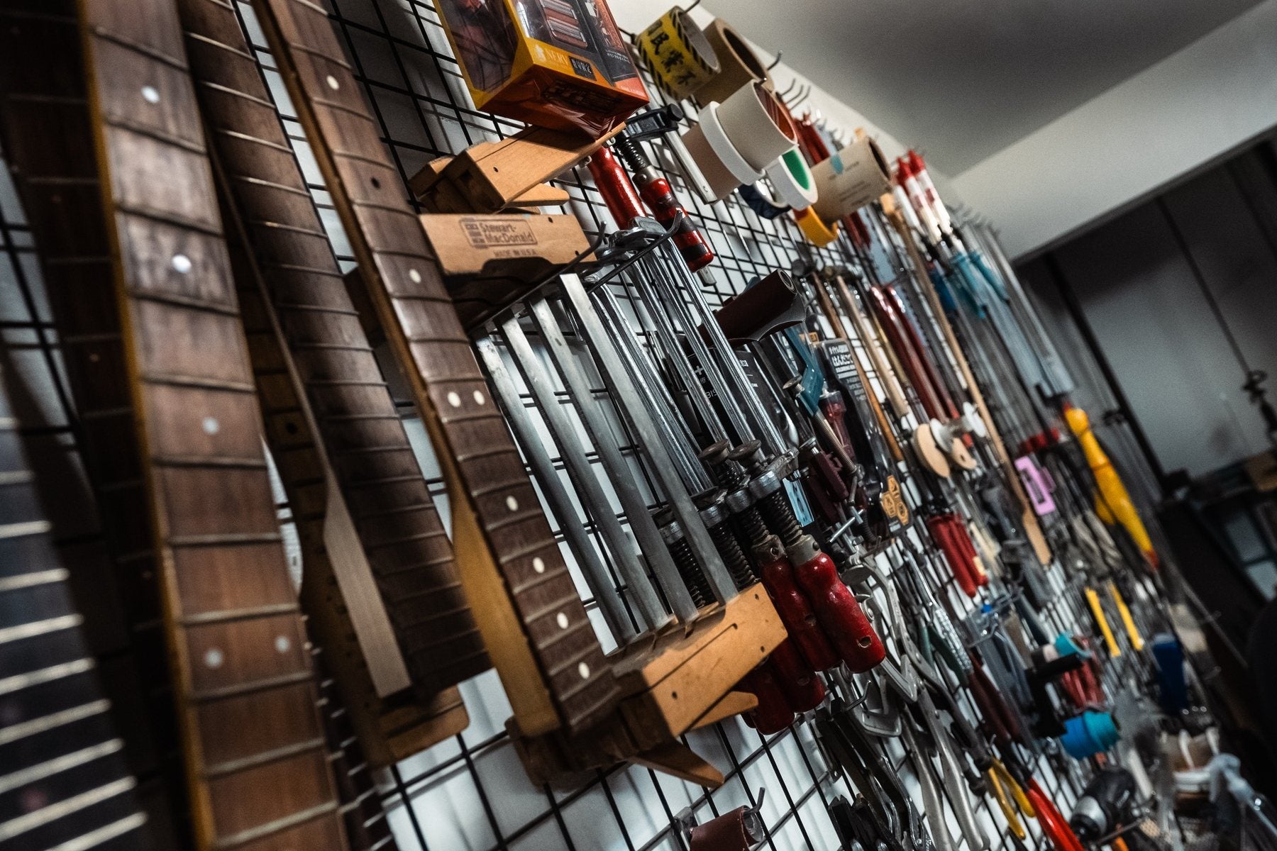 Hsiu Guitar Workshopの工房に並ぶネックと工具
